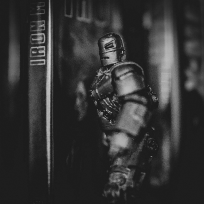 étagère DVD et figurine